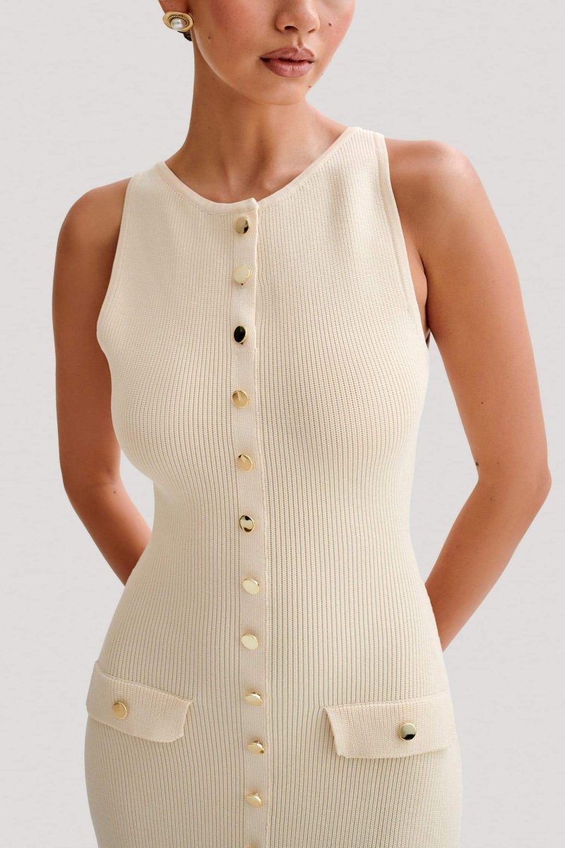 Well Tailored Dress with a Graceful Silhouette