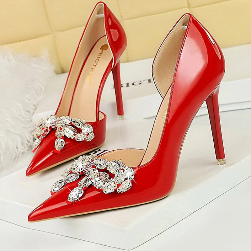 Effortlessly Elegant Heels with a Timeless Design