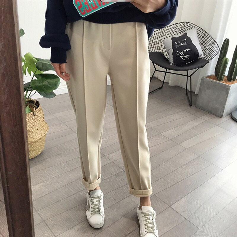 Effortlessly Elegant Pants with a Timeless Design
