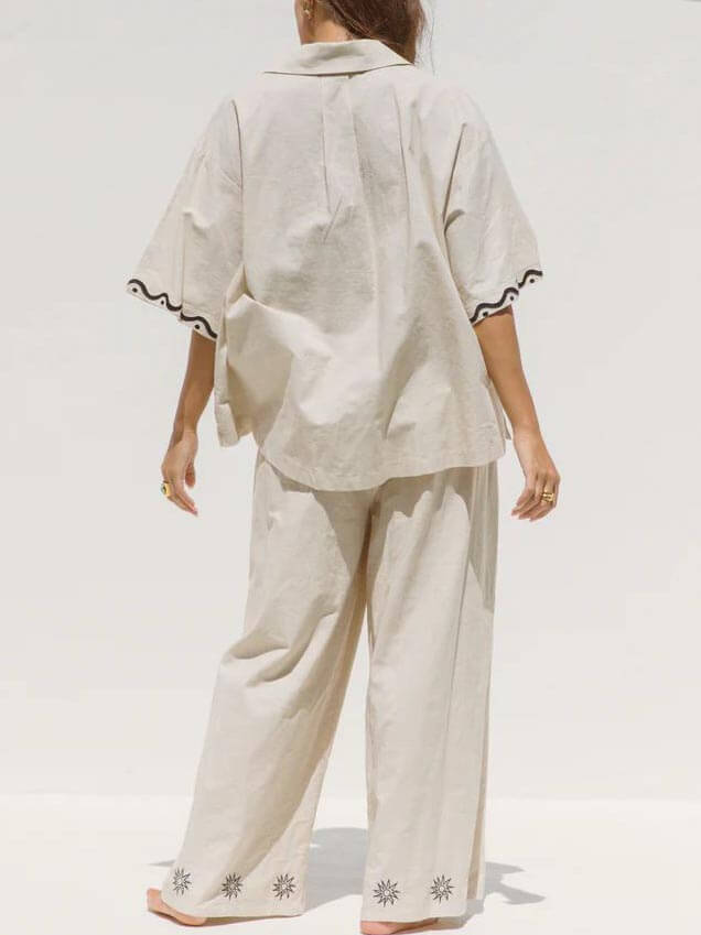 Effortlessly Elegant Pants with a Timeless Design