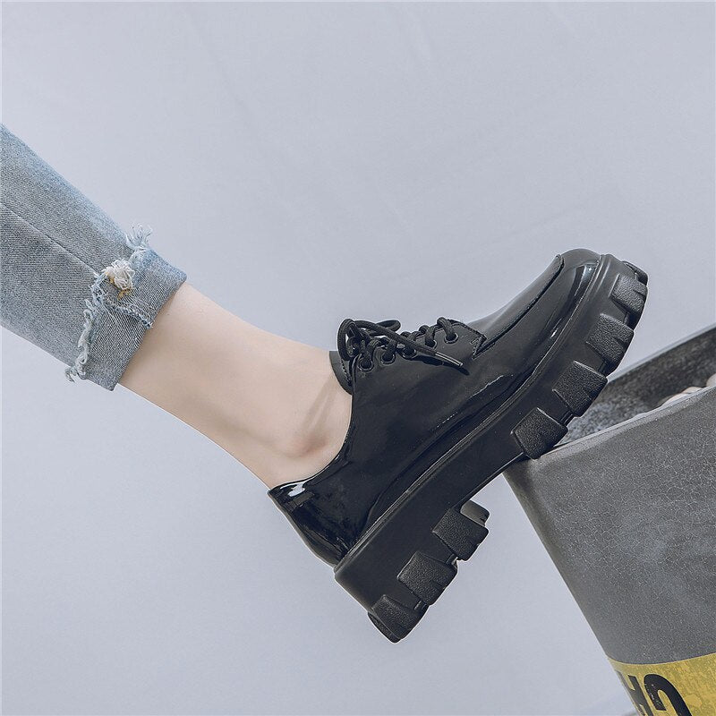 Well Tailored Shoes with a Graceful Silhouette