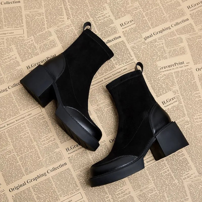 Effortlessly Elegant Boots with a Timeless Design