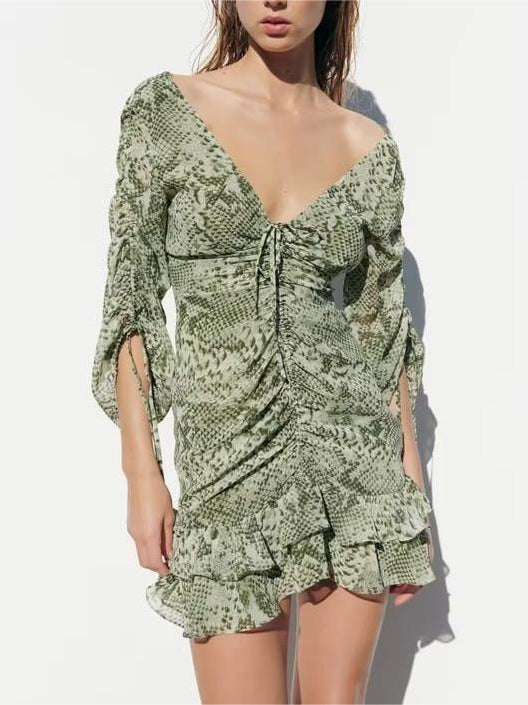 Beautifully Finished Dress in a Timeless Design