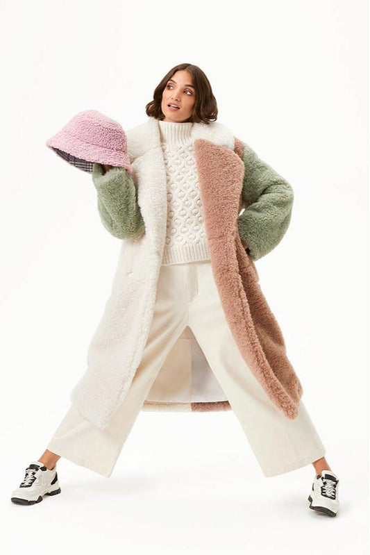 Effortlessly Elegant Coat with a Timeless Design