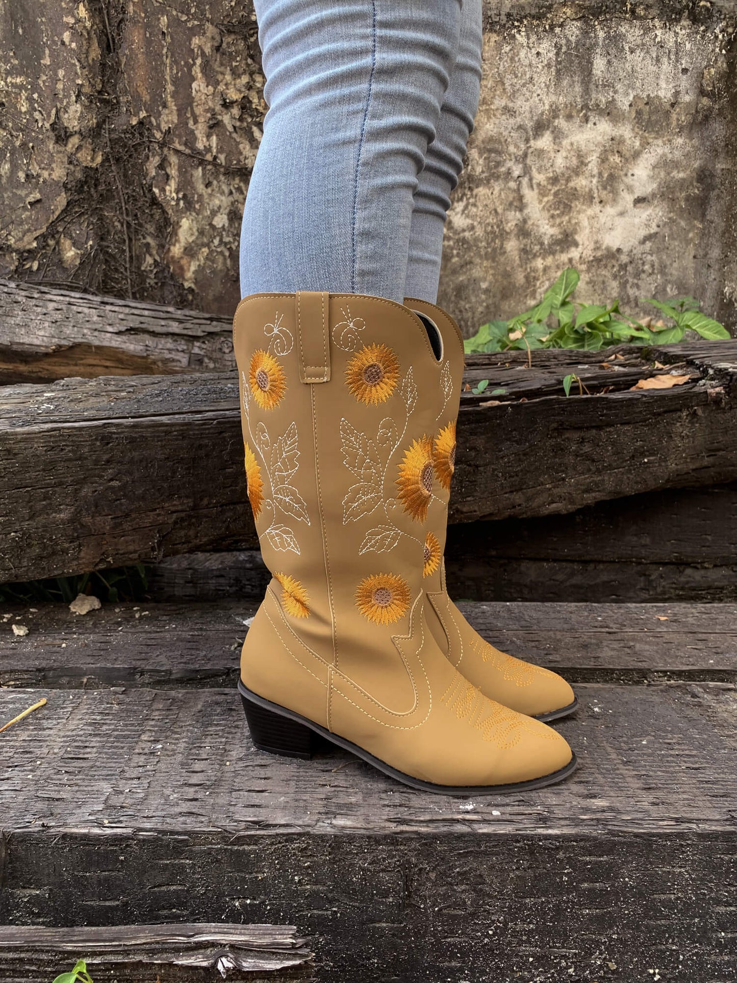Polished Boots with an Effortless Classic Look
