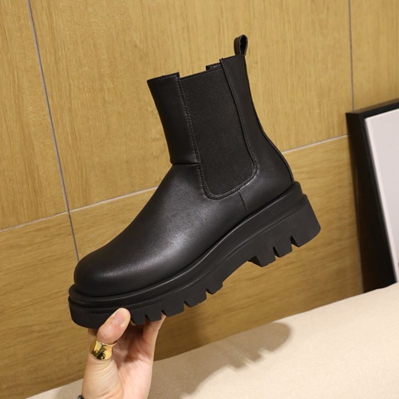 Well Tailored Boots with a Graceful Silhouette
