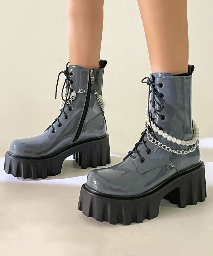 Effortlessly Elegant Boots with a Timeless Design