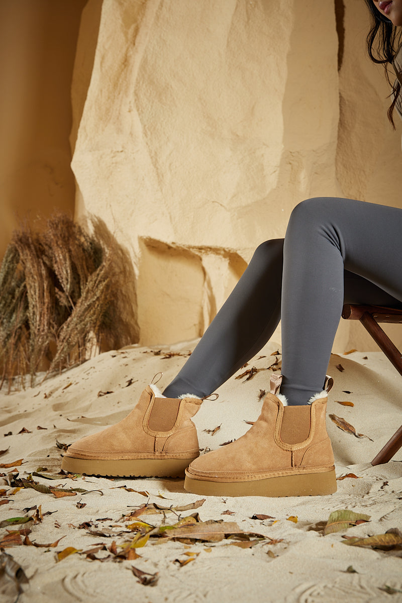 Effortlessly Elegant Boots with a Timeless Design