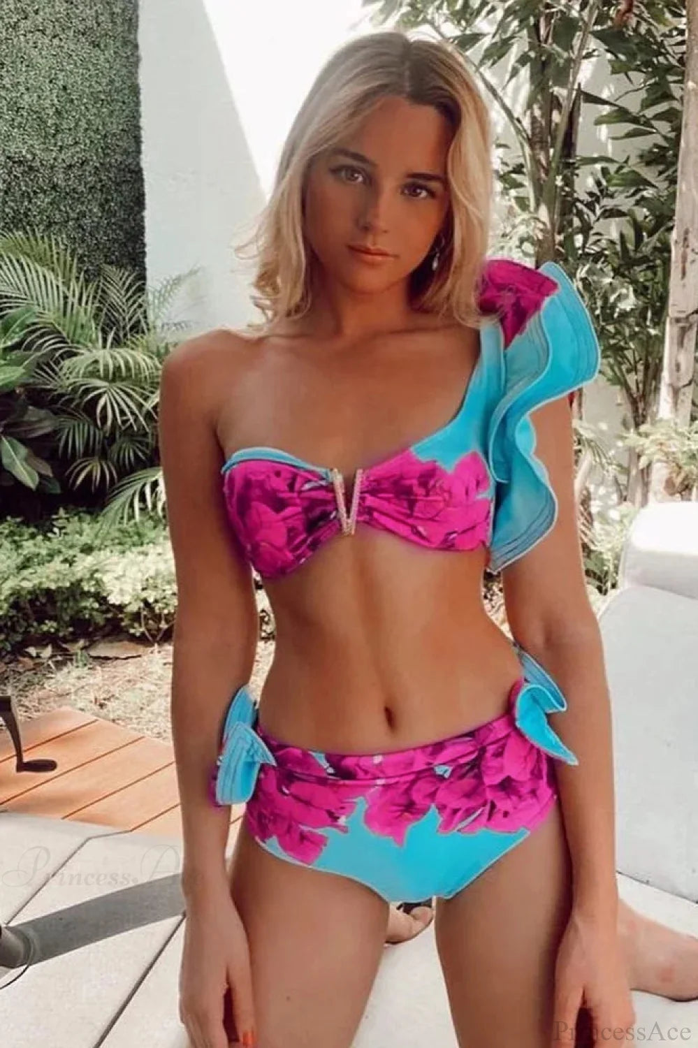 Effortlessly Elegant Bikini with a Timeless Design