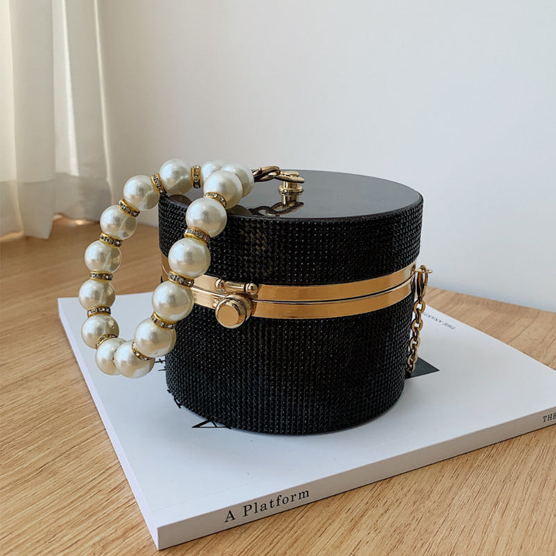 Well Tailored Bag with a Graceful Silhouette