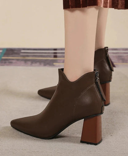 Effortlessly Elegant Boots with a Timeless Design