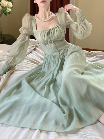 Well Tailored Dress with a Graceful Silhouette