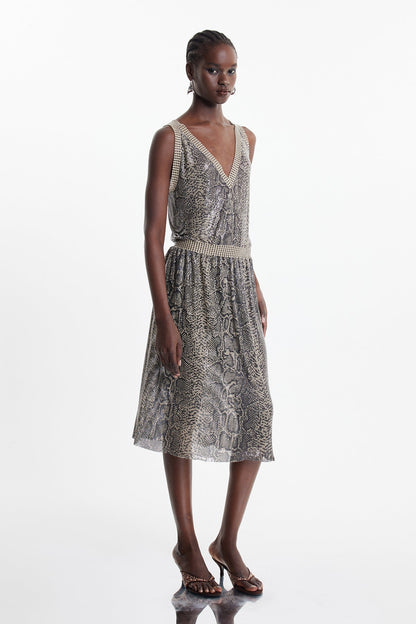 Effortlessly Elegant Dress with a Timeless Design