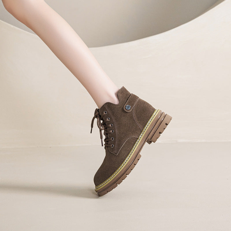 Effortlessly Elegant Boots with a Timeless Design