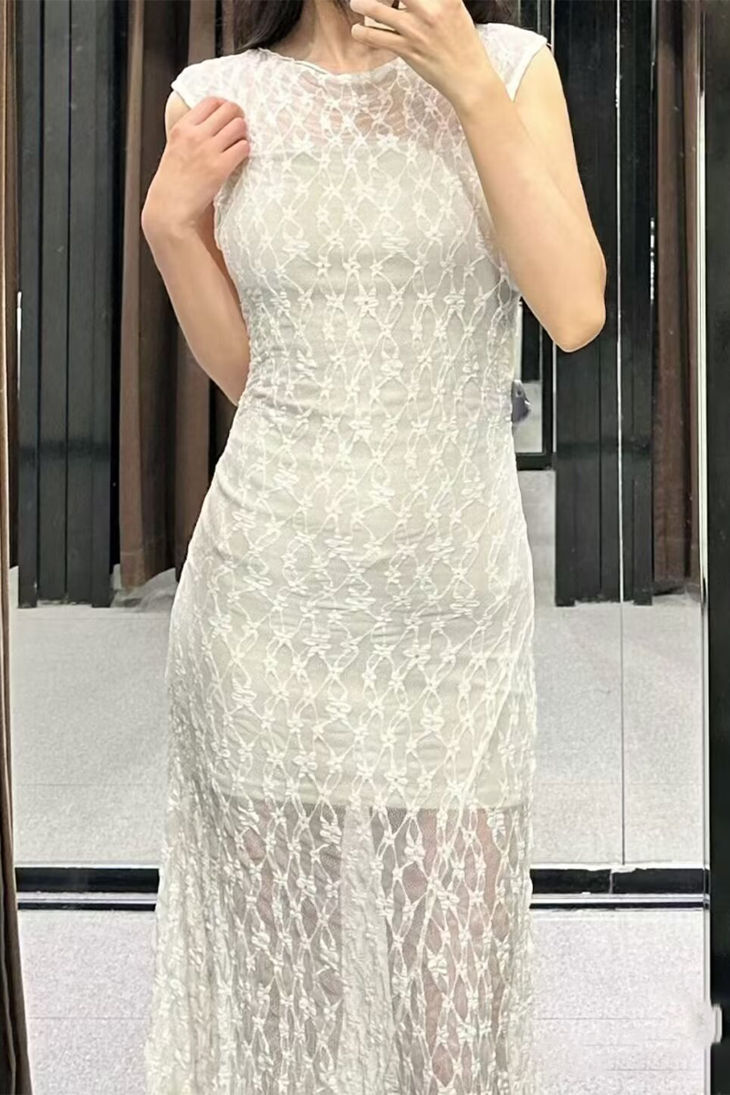 Effortlessly Elegant Dress with a Timeless Design