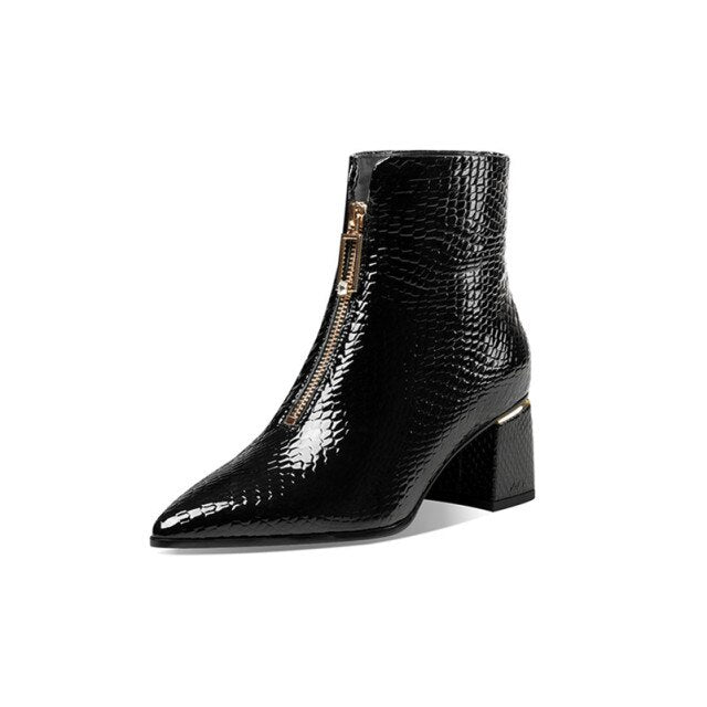 Effortlessly Elegant Boots with a Timeless Design