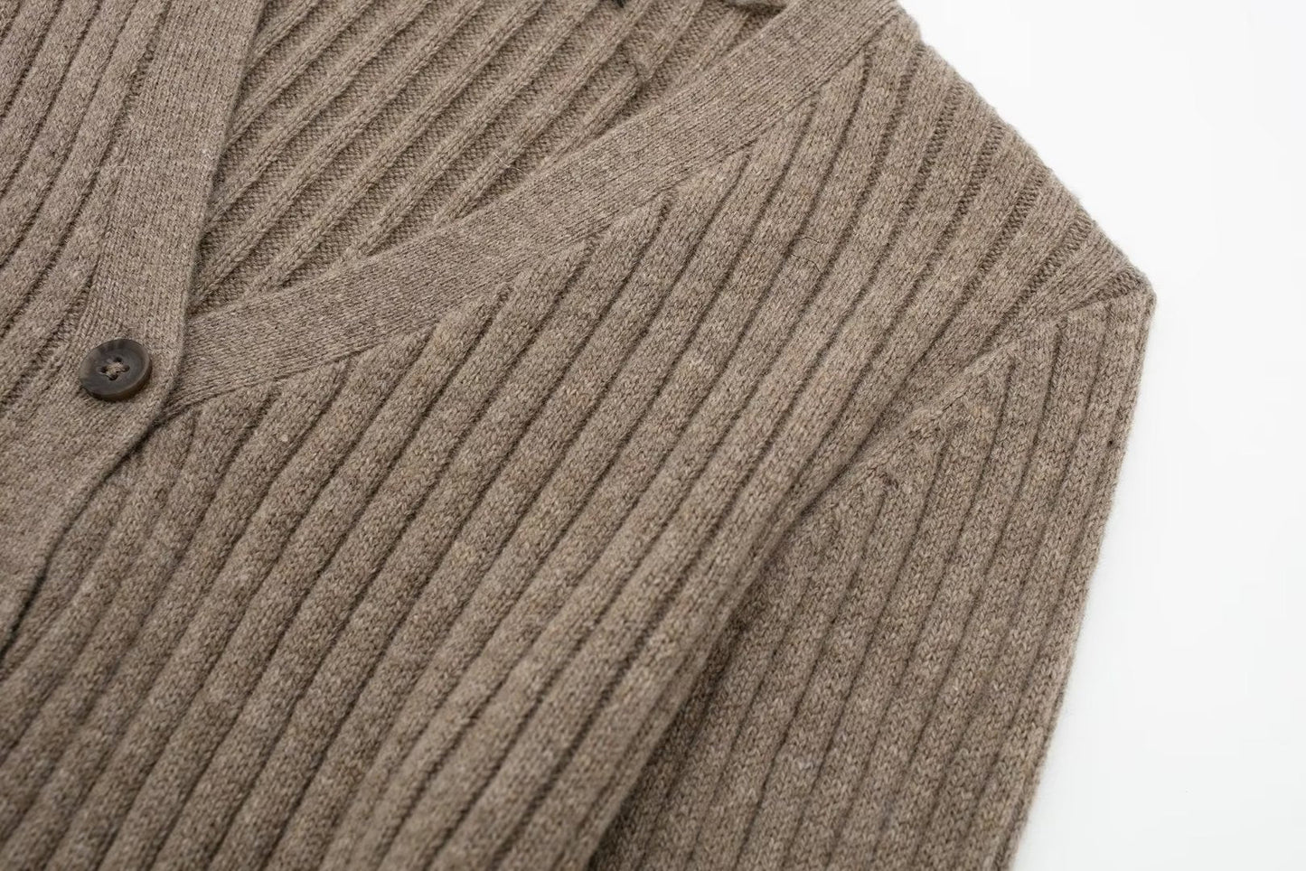 Effortlessly Elegant Cardigan with a Timeless Design