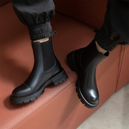 Effortlessly Elegant Boots with a Timeless Design