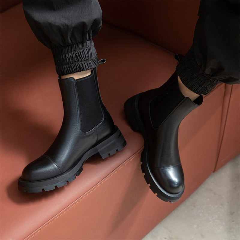 Effortlessly Elegant Boots with a Timeless Design