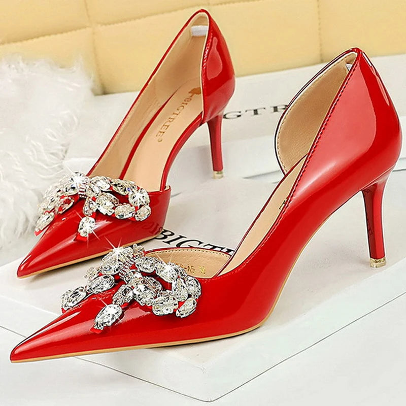 Effortlessly Elegant Heels with a Timeless Design