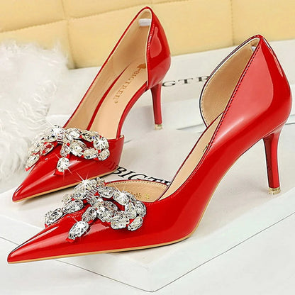 Effortlessly Elegant Heels with a Timeless Design
