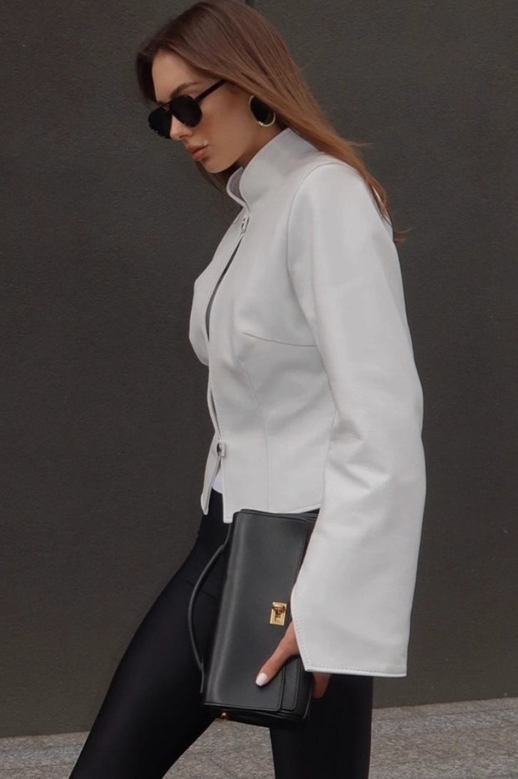 Effortlessly Elegant Jacket with a Timeless Design