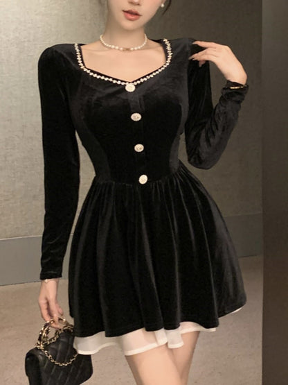 Beautifully Finished Dress in a Timeless Design