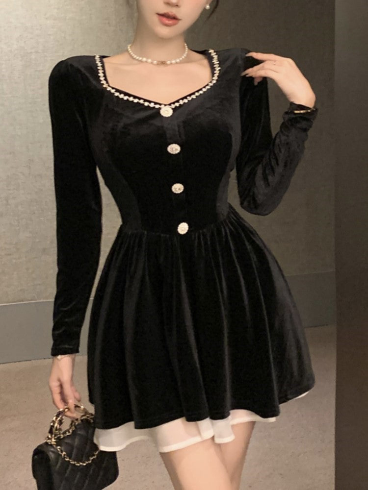 Beautifully Finished Dress in a Timeless Design