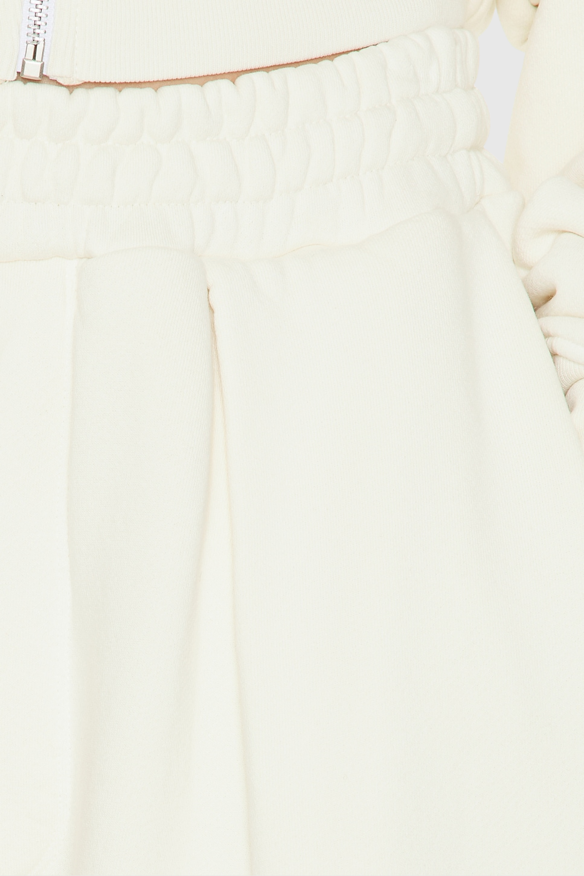 Effortlessly Elegant Pants with a Timeless Design