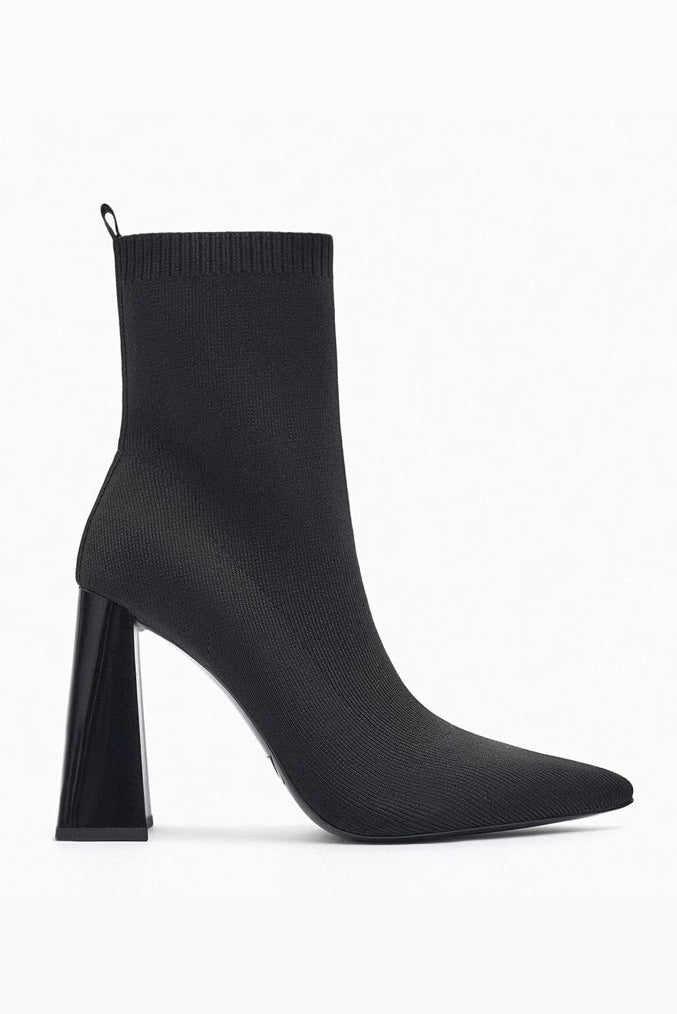 Effortlessly Elegant Boots with a Timeless Design