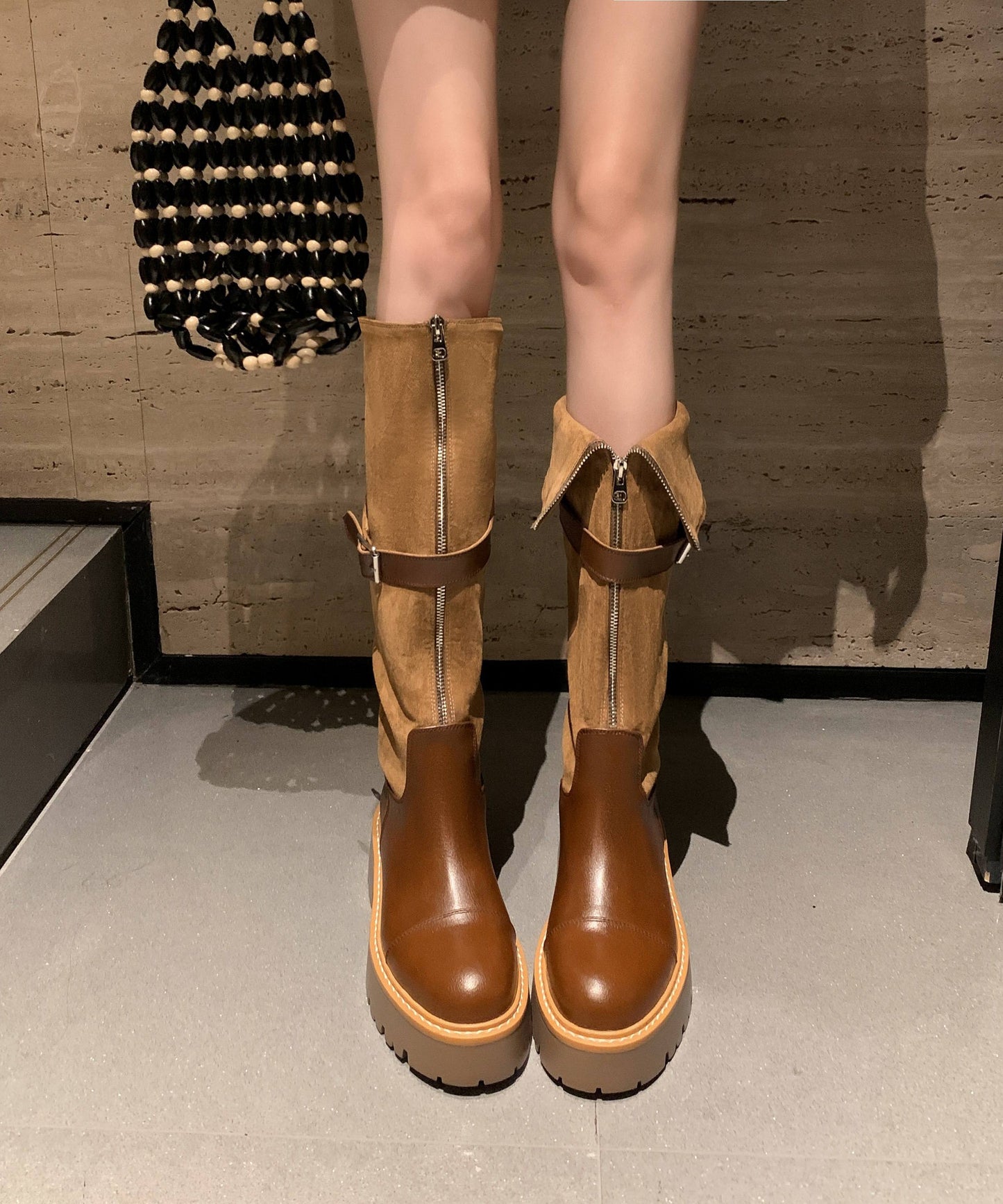 Effortlessly Elegant Boots with a Timeless Design