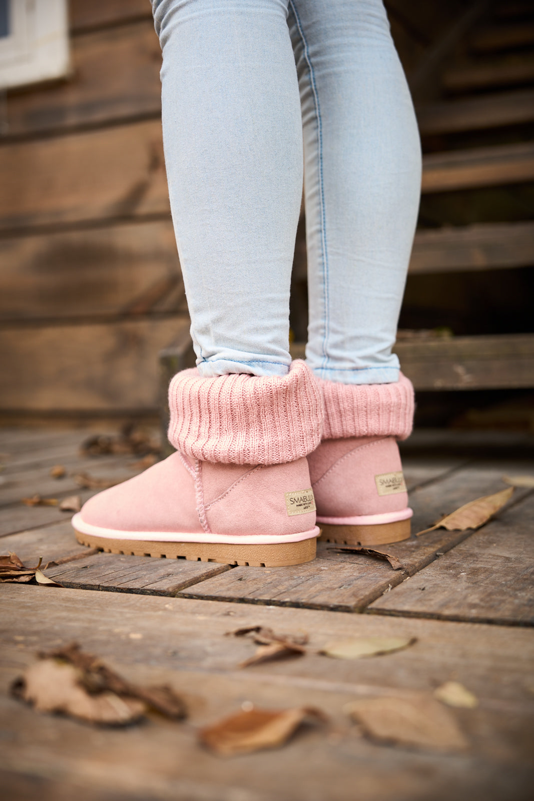 Effortlessly Elegant Boots with a Timeless Design
