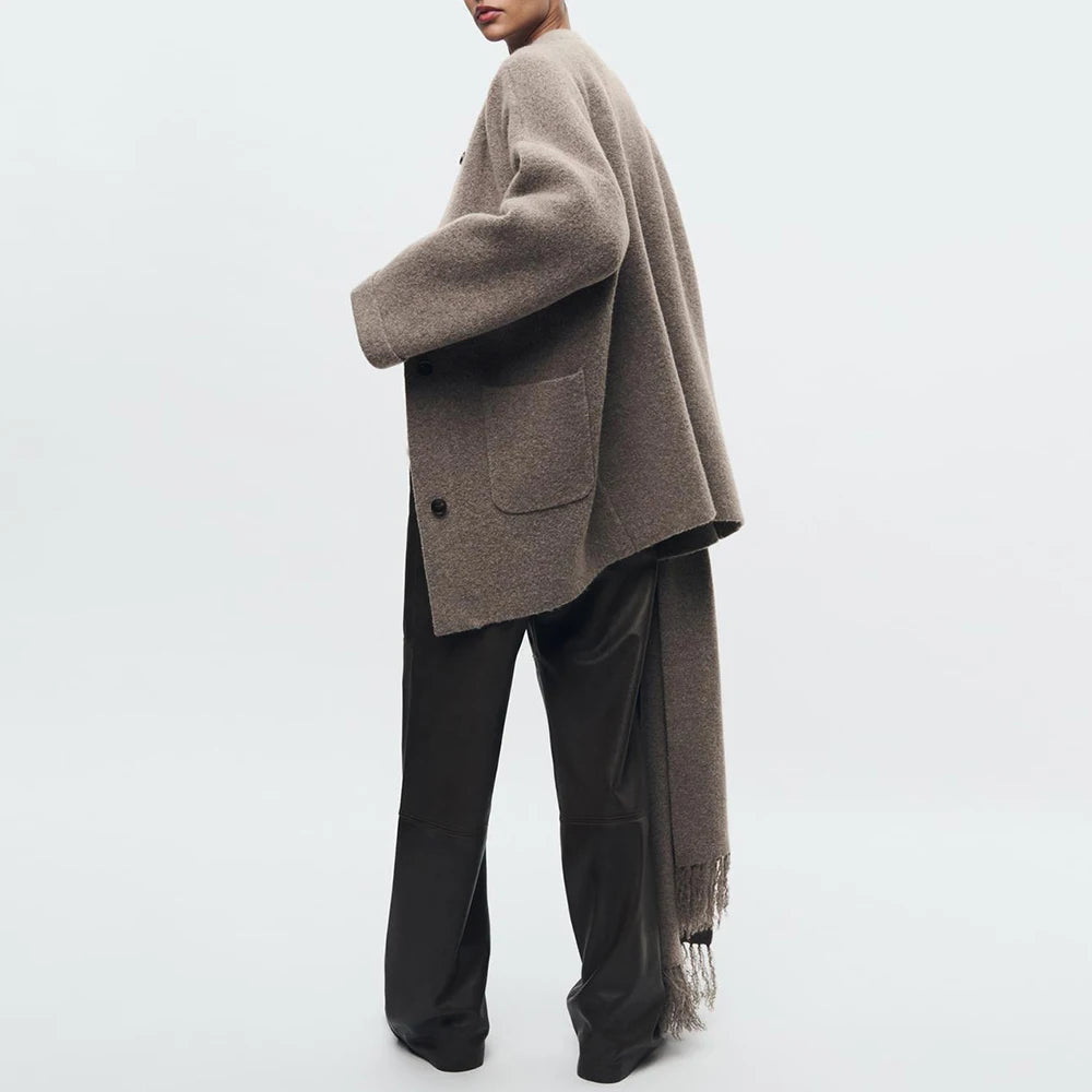 Well Tailored Coat with a Graceful Silhouette