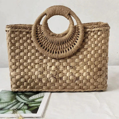 Well Tailored Bag with a Graceful Silhouette