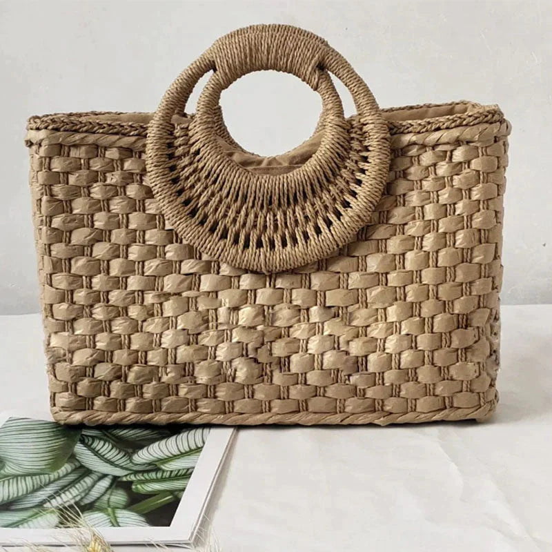 Well Tailored Bag with a Graceful Silhouette