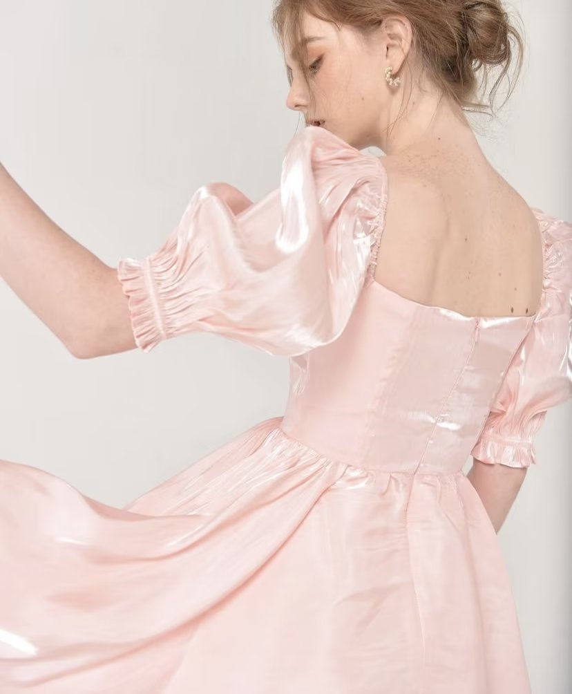 Well Tailored Dress with a Graceful Silhouette