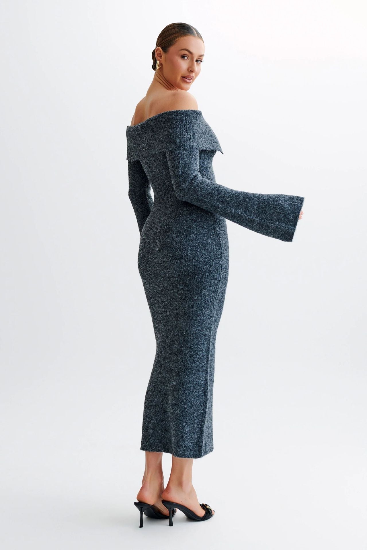 Well Tailored Sweater with a Graceful Silhouette