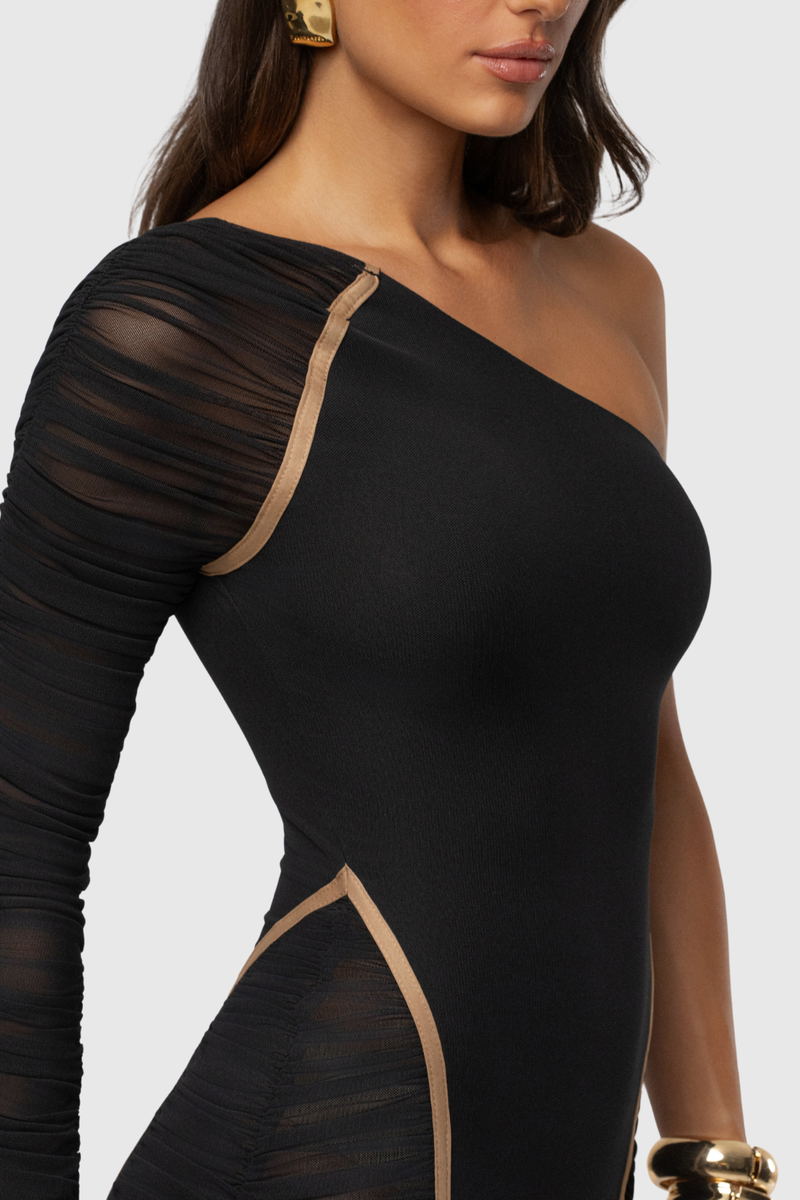 Well Tailored Dress with a Graceful Silhouette