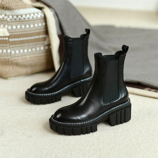 Effortlessly Elegant Boots with a Timeless Design