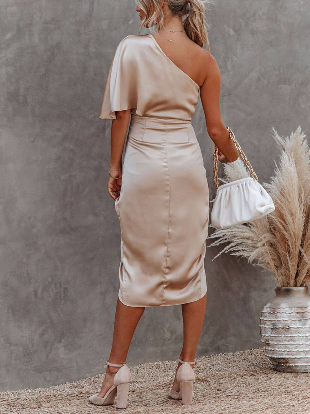 Beautifully Finished Dress in a Timeless Design