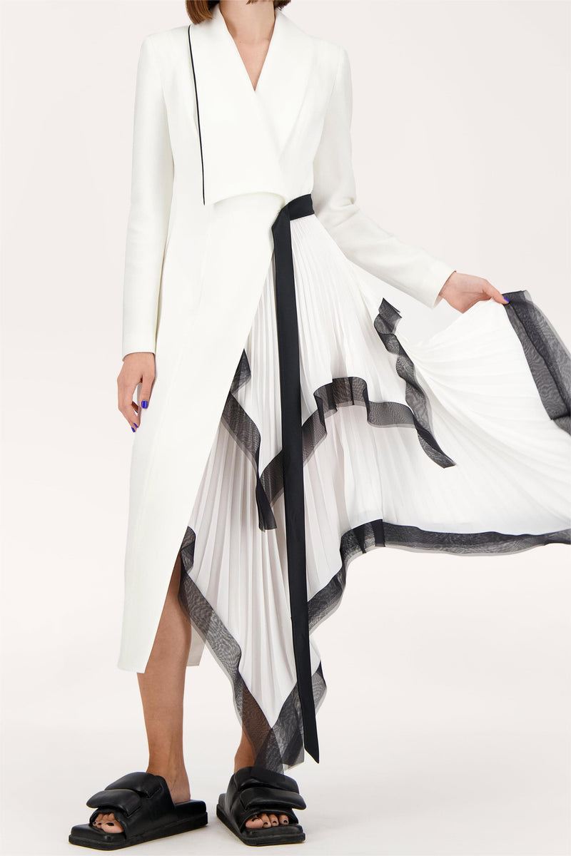 Beautifully Crafted Dress in a Classic Style