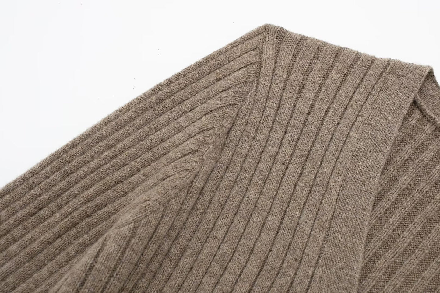 Effortlessly Elegant Cardigan with a Timeless Design