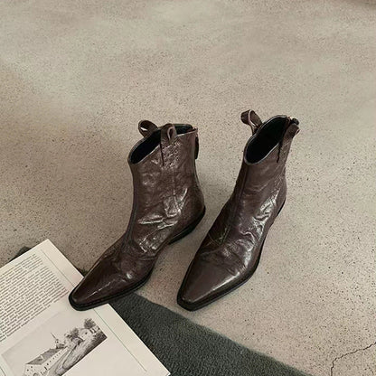 Effortlessly Elegant Boots with a Timeless Design