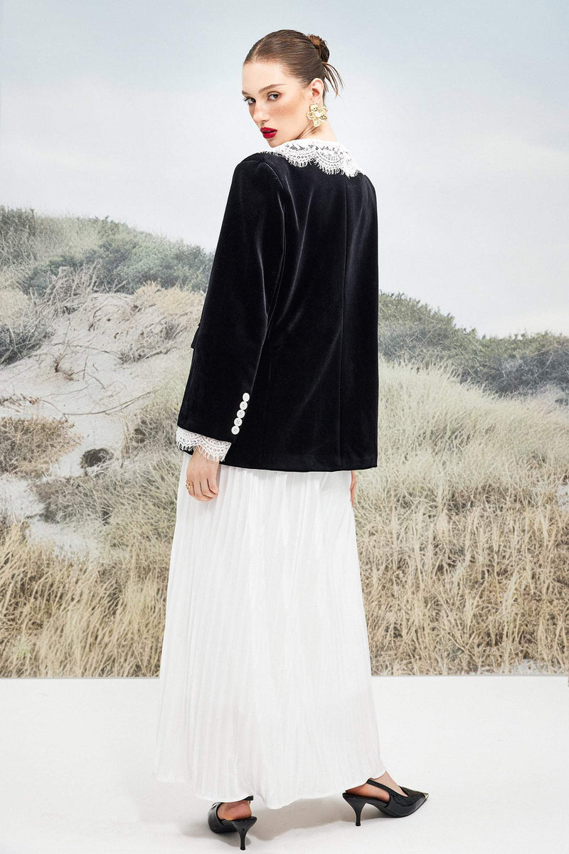 Effortlessly Elegant Garment with a Timeless Design