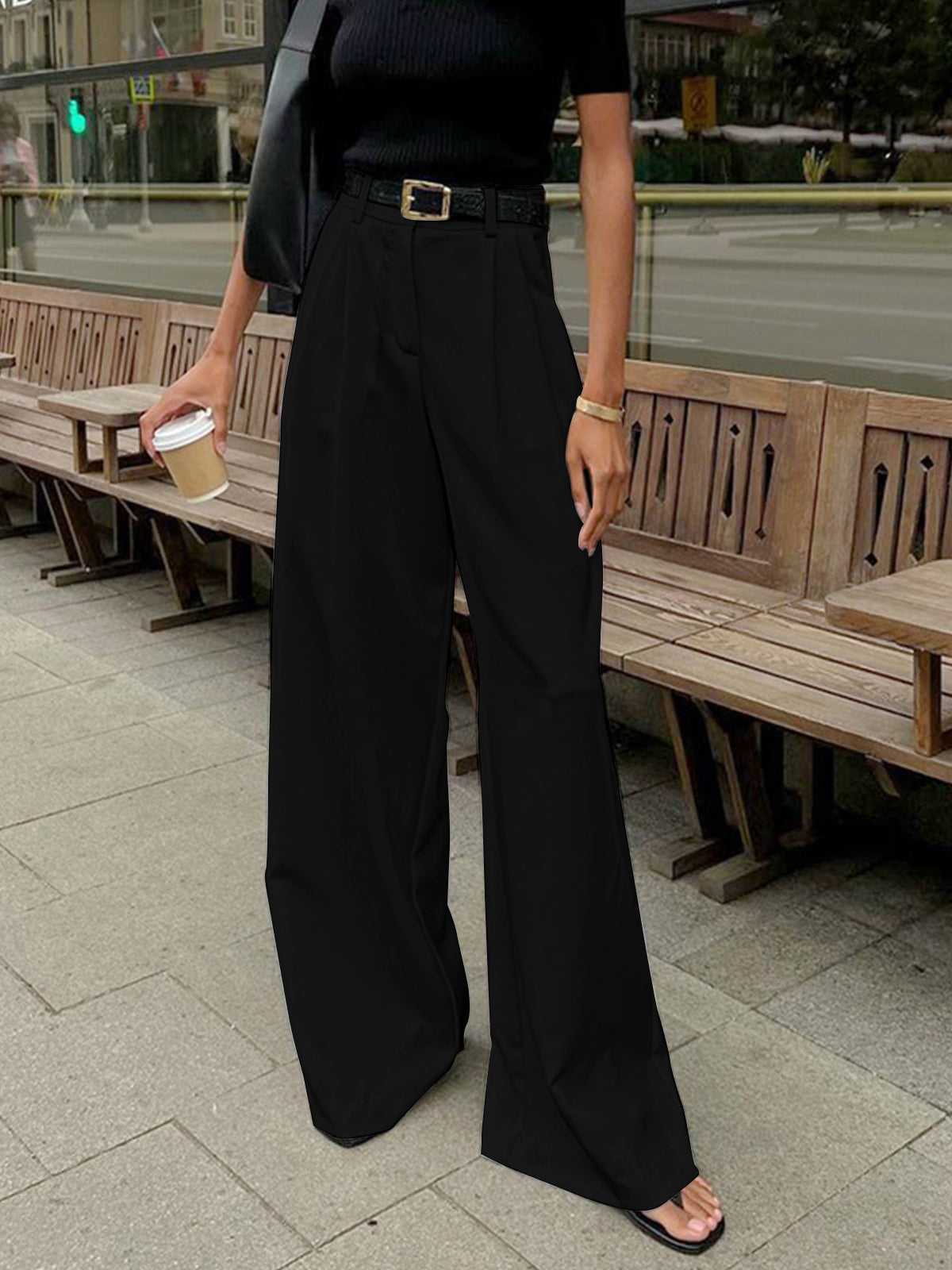 Effortlessly Elegant Pants with a Timeless Design