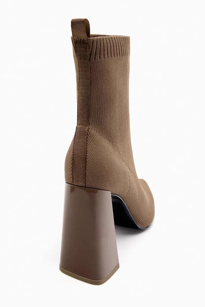 Effortlessly Elegant Boots with a Timeless Design