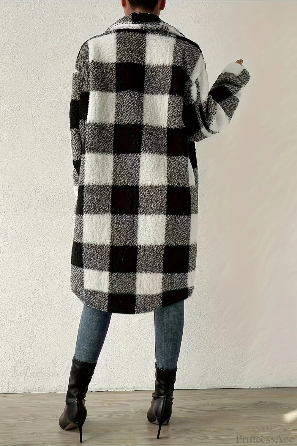 Well Tailored Coat with a Graceful Silhouette