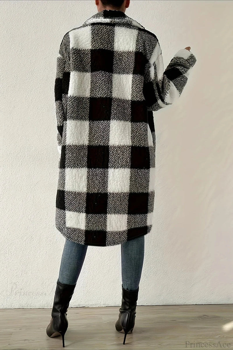 Well Tailored Coat with a Graceful Silhouette