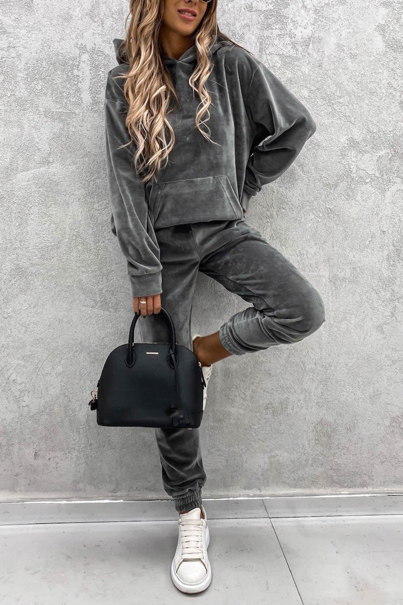 Effortlessly Elegant Pants with a Timeless Design