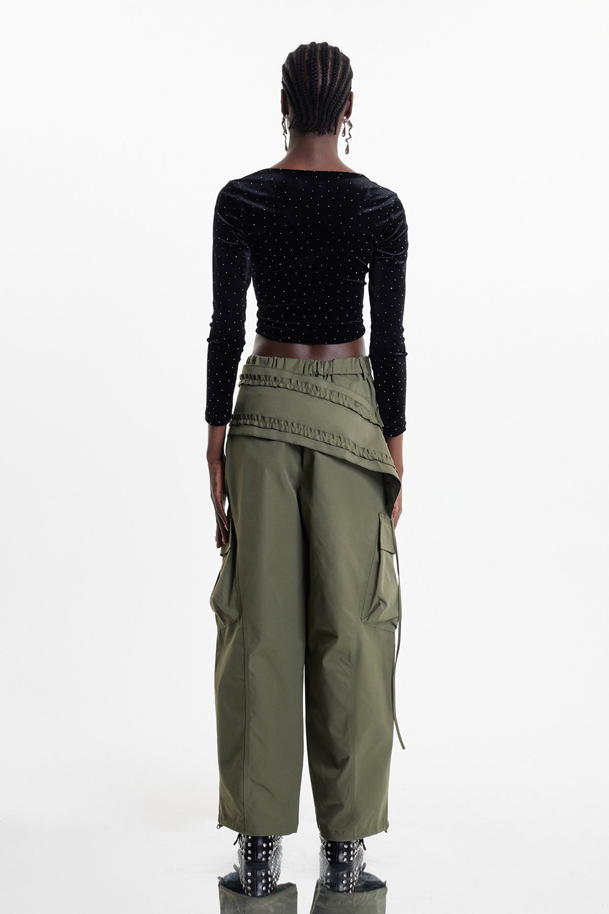 Effortlessly Elegant Pants with a Timeless Design